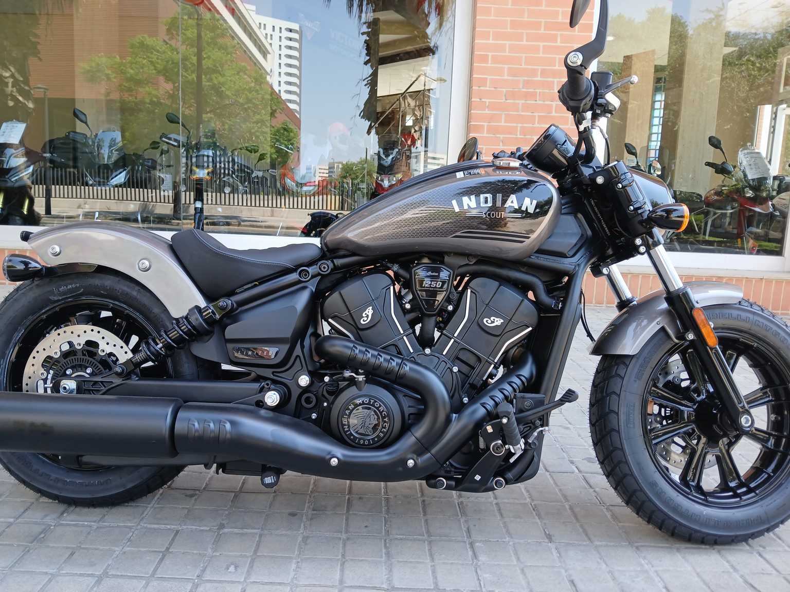 Indian SCOUT BOBBER LIMITED + TECH
