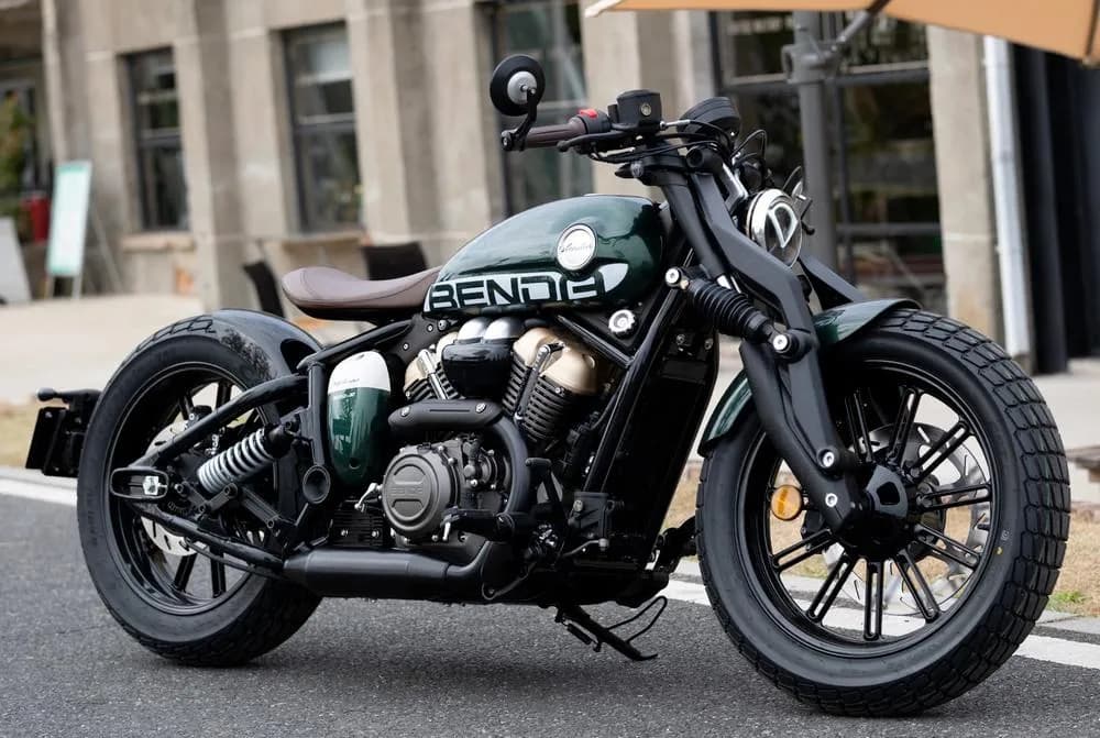 Benda Napoleon Bob 125: diseño bobber y motor V-Twin en una 125 muy diferente